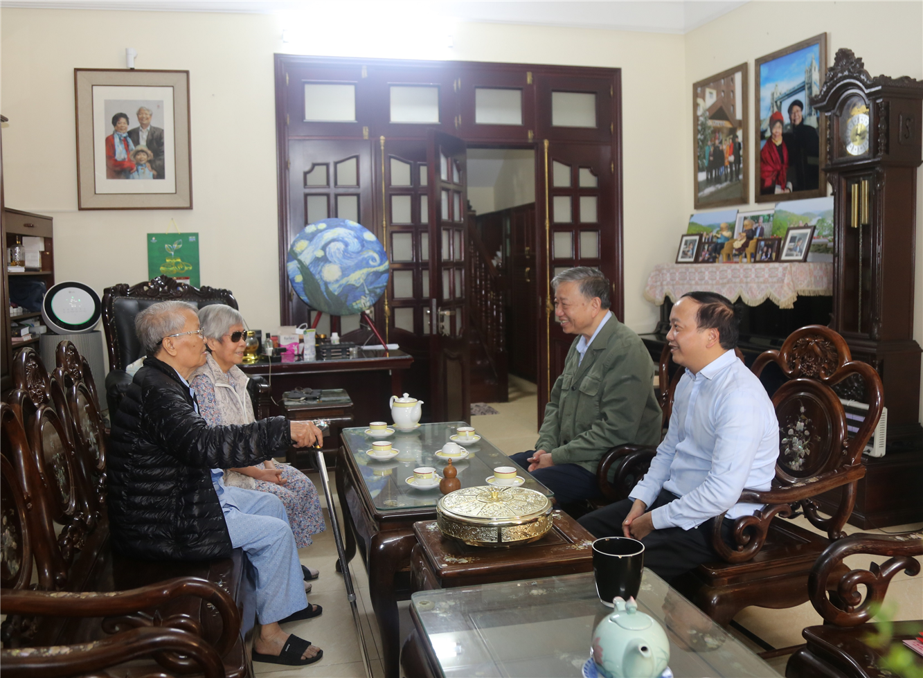 Bộ trưởng Tô Lâm thăm, chúc Tết gia đình nguyên Chủ tịch nước Trần Đức Lương và gia đình các đồng chí cố lãnh đạo Bộ Công an